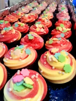 tons_of_cupcakes_by_chrissypuff-d84f1hn.webp